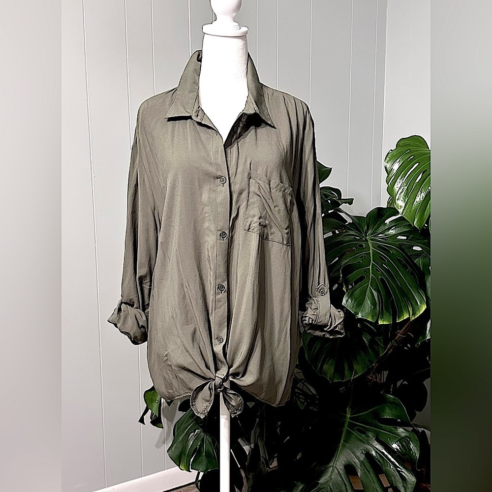 🛍️ NWT. rue + Olive green Rollup Sleeve button down shirt & tie bottom Size 2X